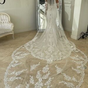 New Beautiful Wedding dress : size 12 in package .          Never used!